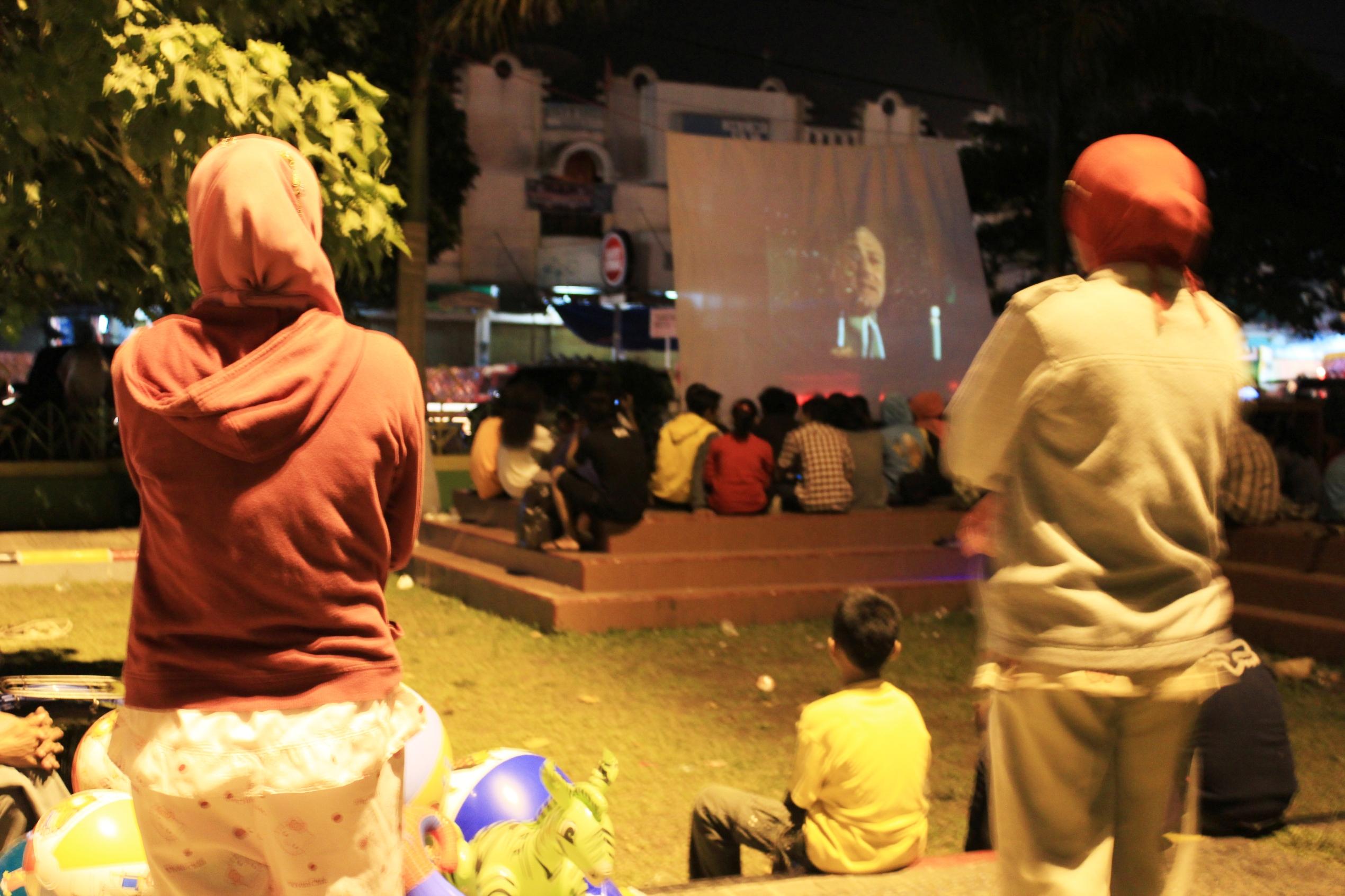 Penonton pemutaran film di taman kota (RTH) Solok
