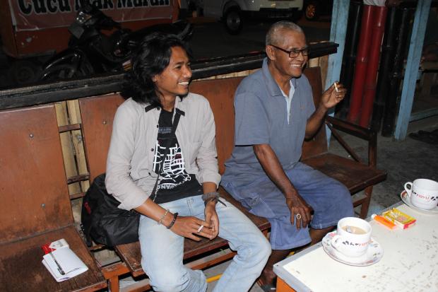 Albert Rahman Putra bersama Bapak Haji Nasionalis, proyeksionis Bioskop Karia Solok di salah satu kedai kopi di Simpang Surya, Kota Solok (29 January 2014; Arsip Komunitas Gubuak Kopi)