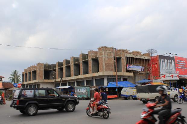 Bangunan toko sedang dibagun di atas tanah yang dulunya berdiri Bioskop Karia - (Foto diambil pada 29 January 2014; Arsip Komunitas Gubuak Kopi)