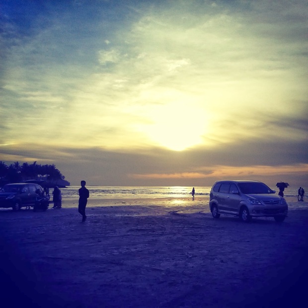 Menggoda Senja di Pantai Air Manis (Padang) | 14 Agustus 2013