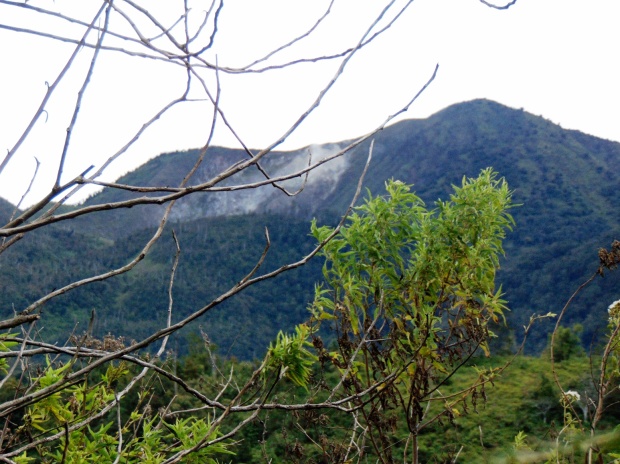 Puncak Gunung Talang yang terlihat saat palanan menuju Danau Talang